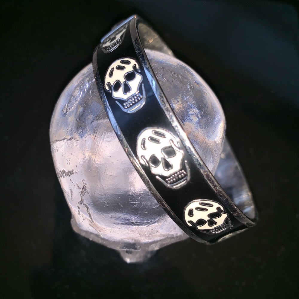 ALEXANDER MCQUEEN Skull Bangle (Black)
